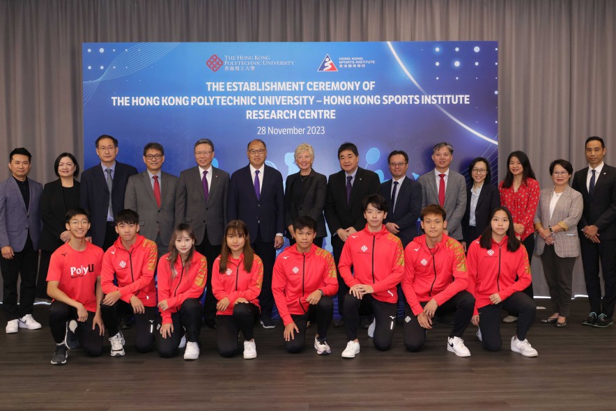 <p>Group photo of the HKSI and PolyU representatives together with PolyU student athletes.&nbsp;(photo: The Hong Kong Polytechnic University)</p>
